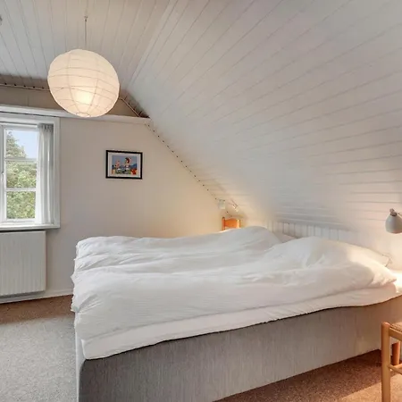 Hus Med 3 Soverom Ved Stranden I